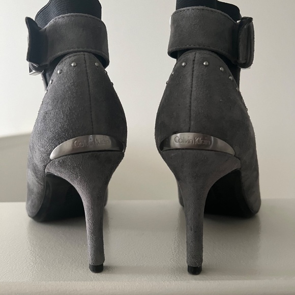 Calvin Klein Grey Suede Ankle Boots - Size 7 - Picture 3 of 6